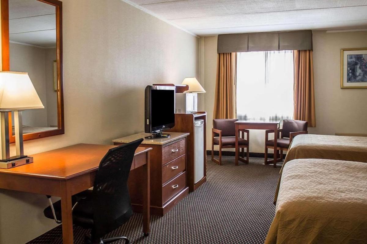 Baymont By Wyndham Youngstown Exterior photo